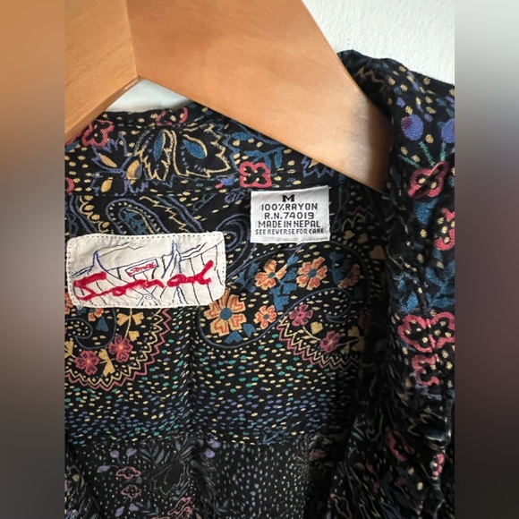 🎄$5🎄 Paisley Print Button Down - Picture 4 of 5